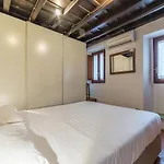 Stylish Flat Domus Aurea